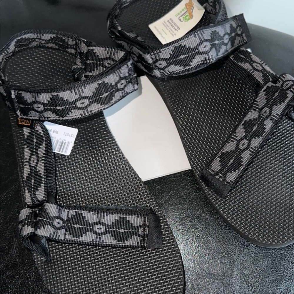 Men’s tevas size 9
